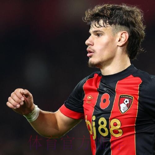 马卡报:皇马巴萨争马拉加18岁前锋 球员明夏到期